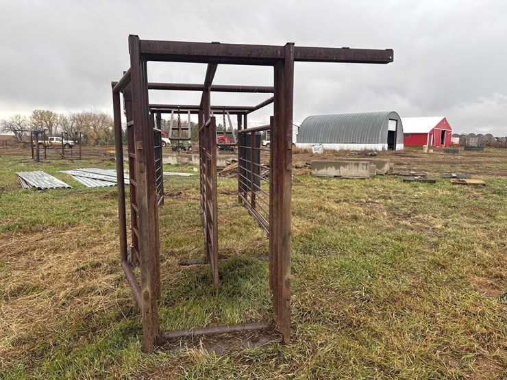 double-livestock-working-alley-image-5