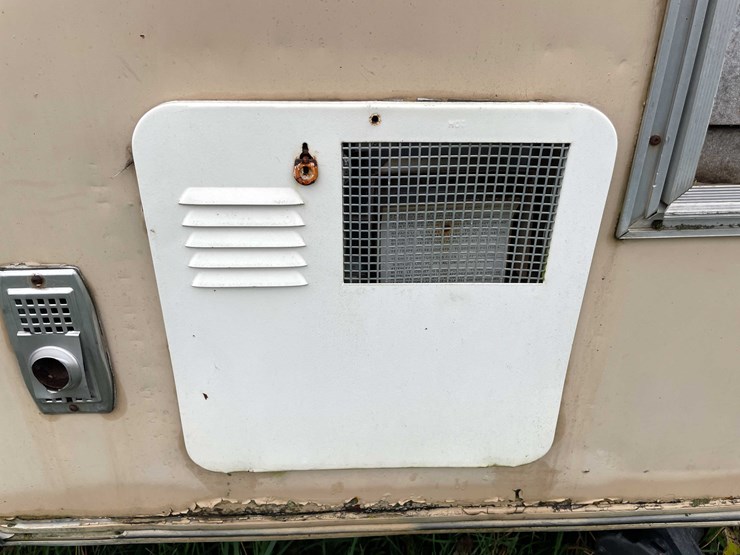 #8044-•-1986-3-horse-gooseneck-camper-trailer-(no-title)-image-14