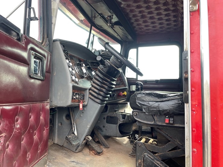 #1001-•-2004-kenworth-semi-tractor-(has-mi-title)-image-33