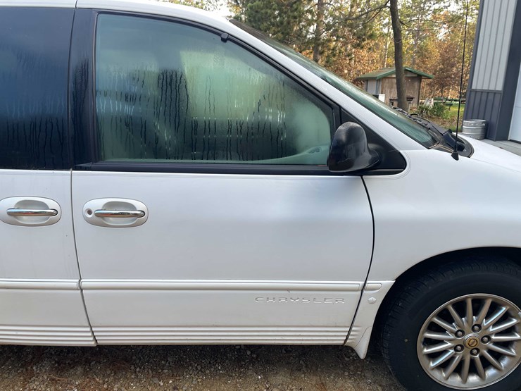 1999-chrysler-town-&-country-image-26