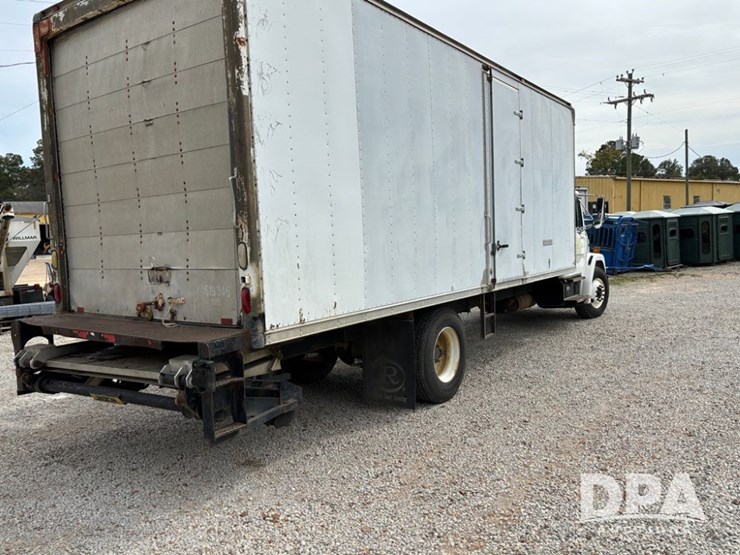 2000-freightliner-fl70-image-10