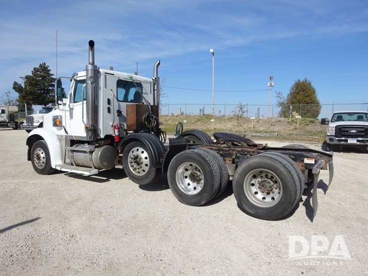 2017-freightliner-coronado-day-cab-glider-truck-(pz13993,-unit-725)-image-32