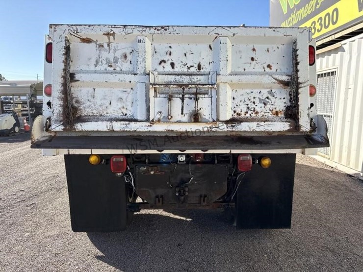 2004-freightliner-fl70-image-7