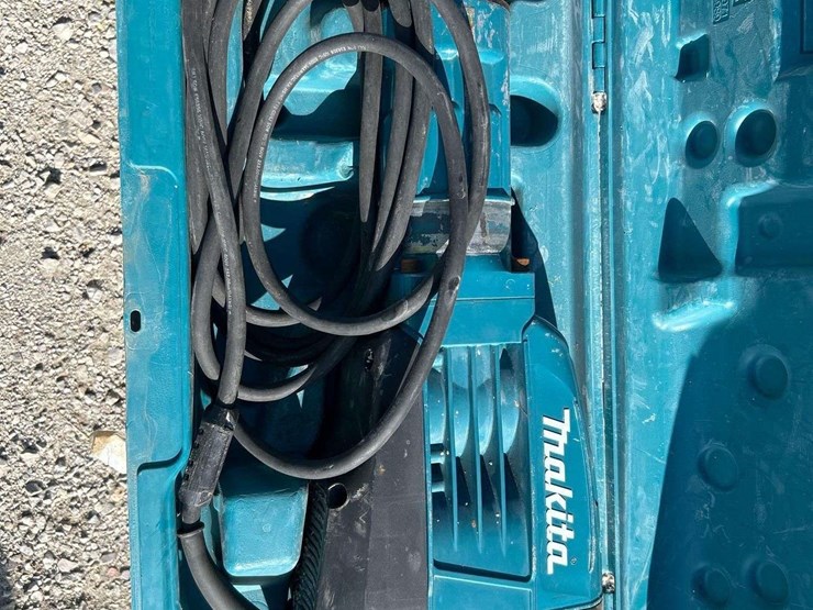 2017-makita-hm1307cb-35lb-demolition-hammer-image-3