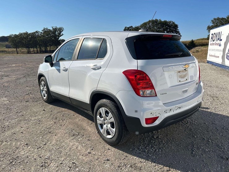 2017-chevrolet-trax-ls-suv-image-2