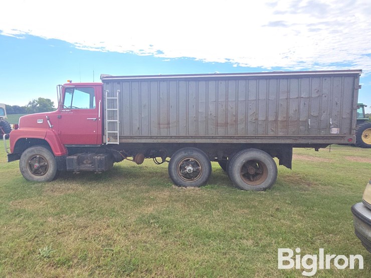 1976-ford-700-image-8