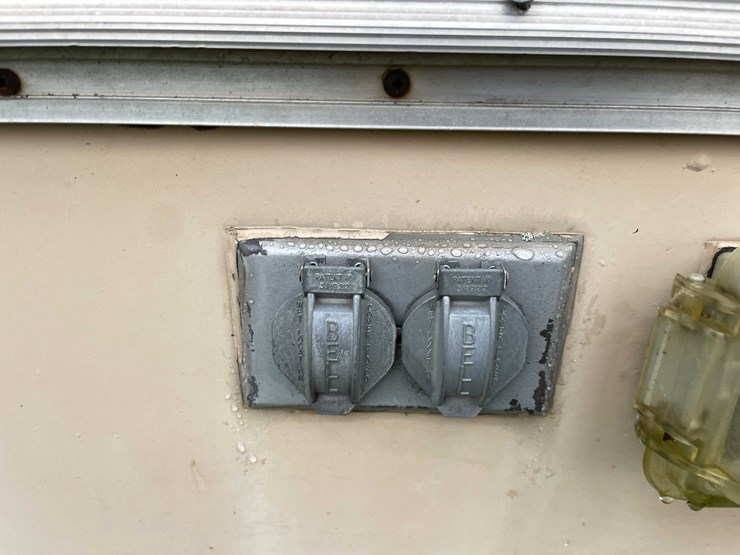 #8044-•-1986-3-horse-gooseneck-camper-trailer-(no-title)-image-12