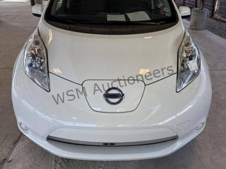 2015-nissan-leaf-s-hatchback-image-3