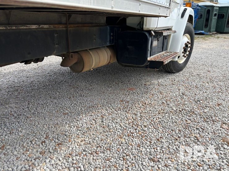 2000-freightliner-fl70-image-39