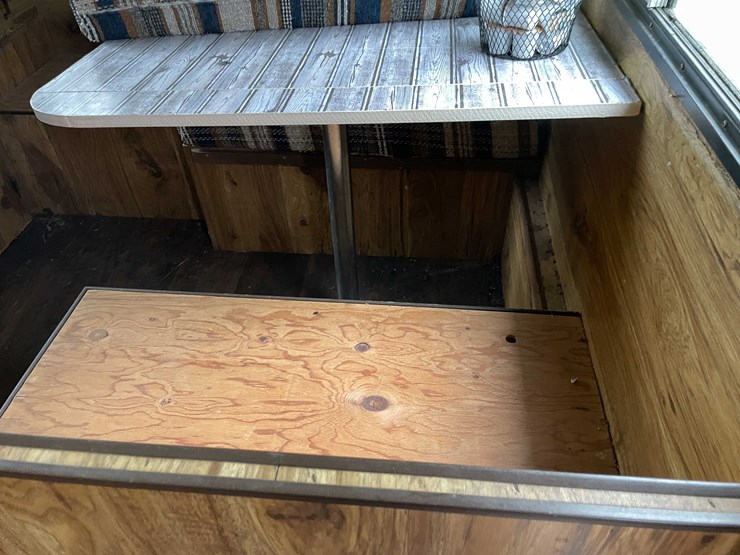 #8044-•-1986-3-horse-gooseneck-camper-trailer-(no-title)-image-60