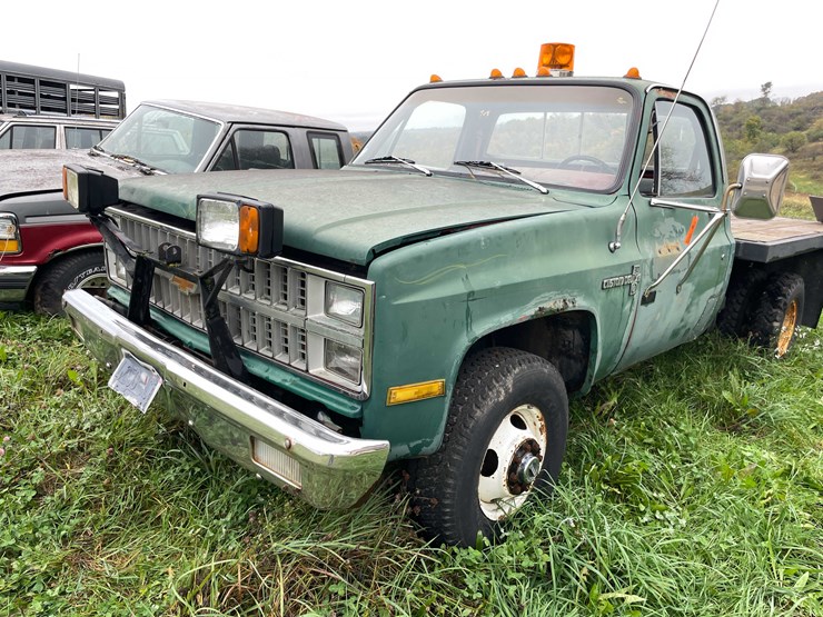 #8043-•-1981-chevy-custom-deluxe-30-truck-(has-wi-title)-image-1