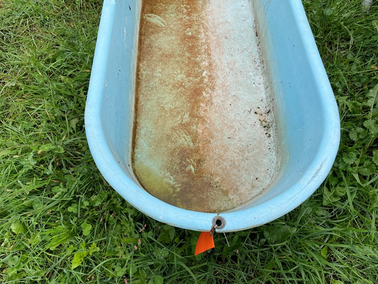 #9628-•-vintage-fiberglass-tub-image-3