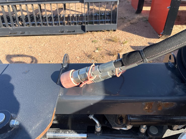 #4085-•-wolverine-skidsteer-bale-squeeze-attachment-image-16