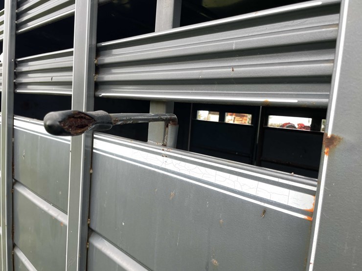 #8040-•-1998-corn-pro-tandem-axle-horse-trailer-(no-title)-image-37