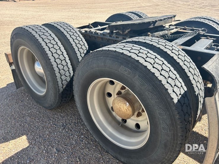 2004-peterbilt-379-image-23