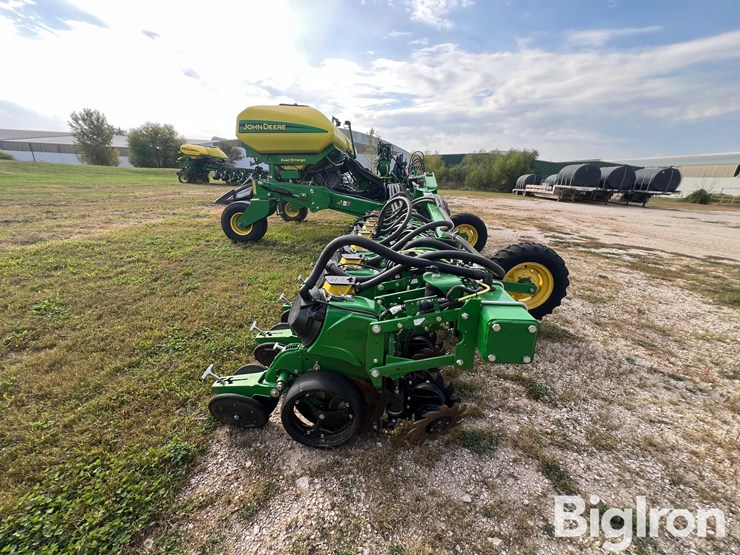 2019-john-deere-1725-image-4
