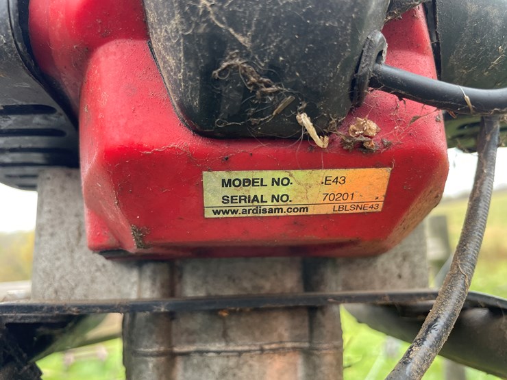 #8120-•-earthquake-e43-power-earth-auger-image-13