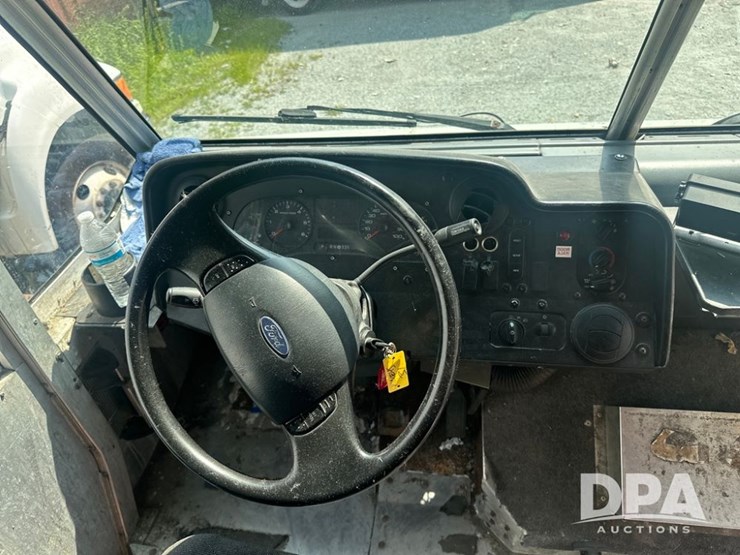 2012-ford-f59-image-32