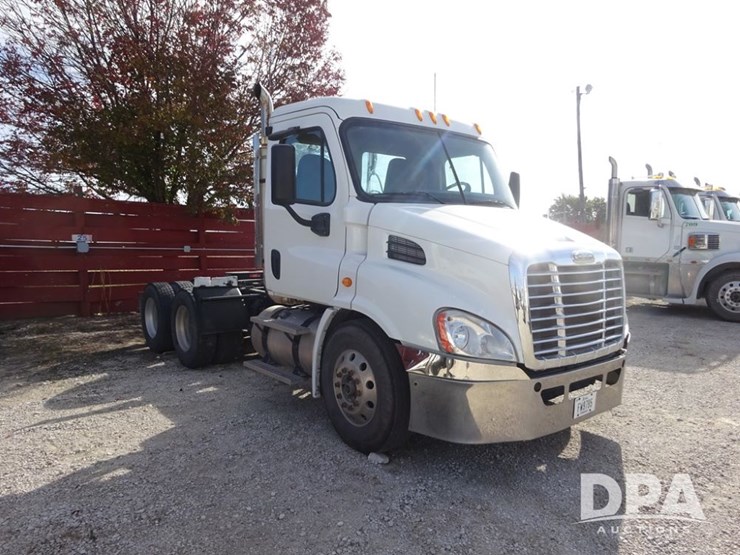 2018-freightliner-cascadia-day-cab-truck-(pz13986,-unit-405)-image-9