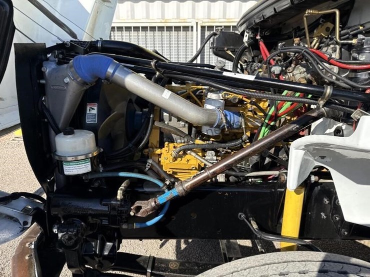 2004-freightliner-fl70-image-17