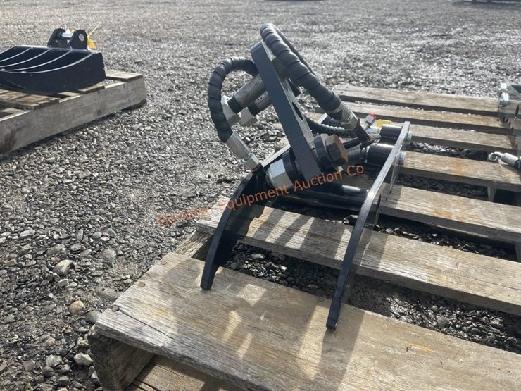 ir-mini-excavator-hydraulic-thumb-image-3