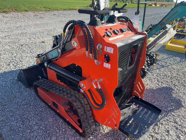 future-ft36c-skid-steer-loader---electric-start,-open-station,-40"-bucket-image-1