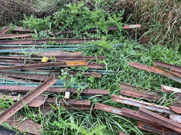 #9609-•-(2)-pallets-steel-t-posts-image-6