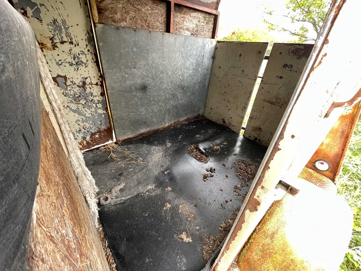 #8038-•-single-axle-horse-trailer-(no-title)-image-14