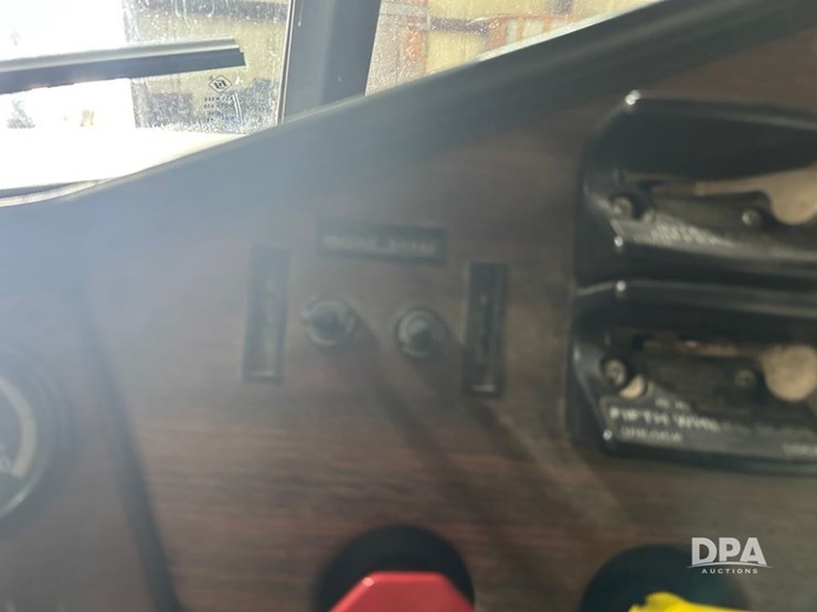 1999-freightliner-fld120-image-39