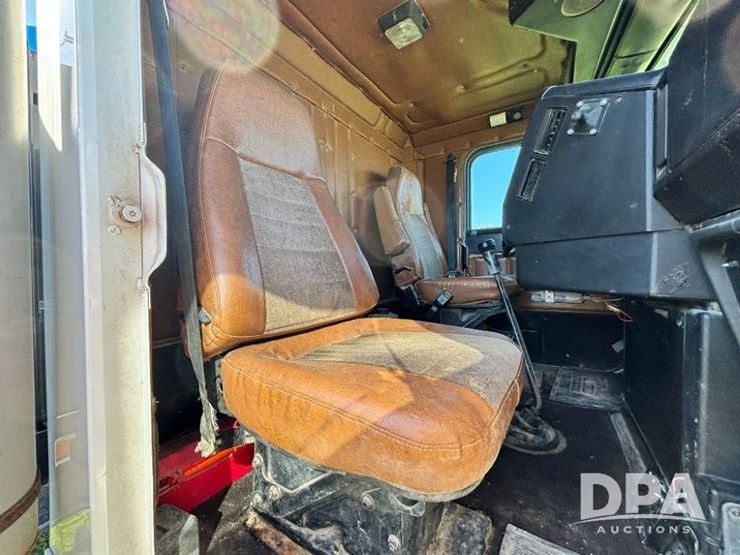 1993-freightliner-fld120-image-83