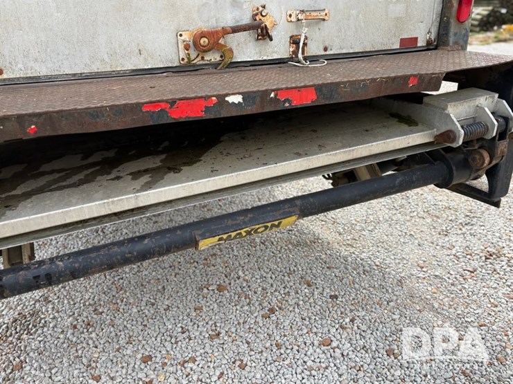 2000-freightliner-fl70-image-32