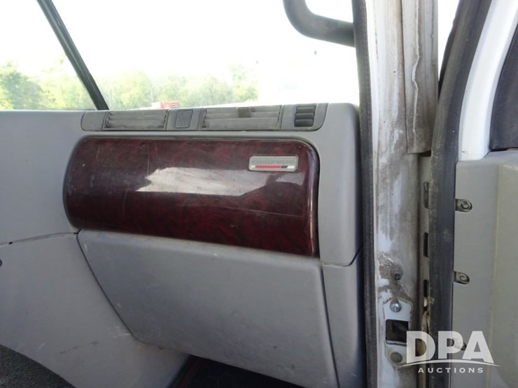 2016-freightliner-coronado-day-cab-glider-truck-(pz13982,-unit-720)-image-85