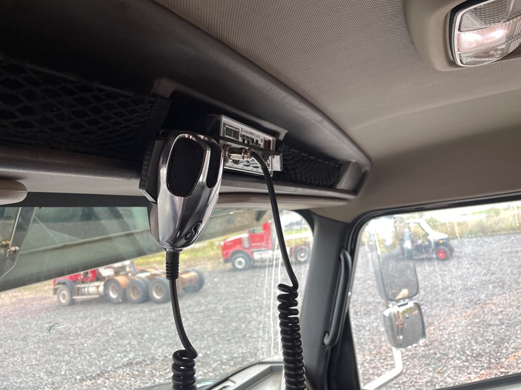 #1002-•-2021-international-semi-tractor-(has-mi-title)-image-33