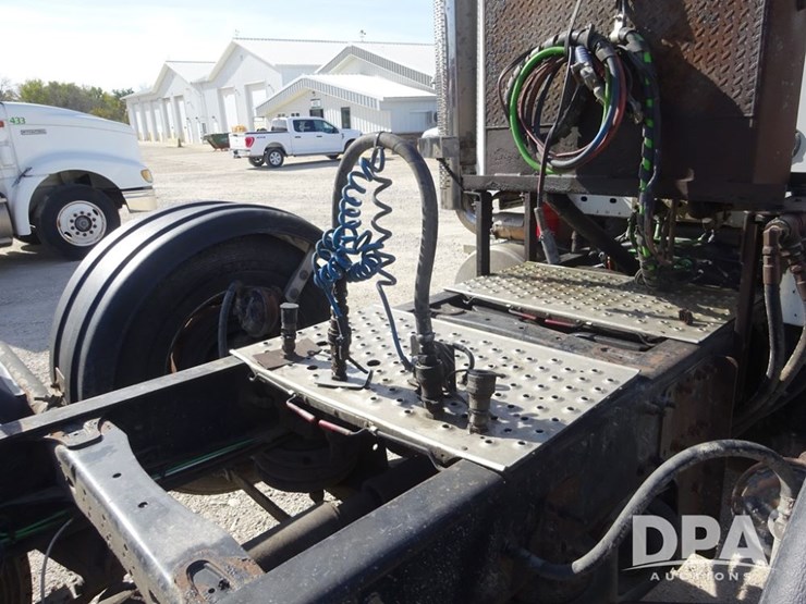 2017-freightliner-coronado-day-cab-glider-truck-(pz13993,-unit-725)-image-66