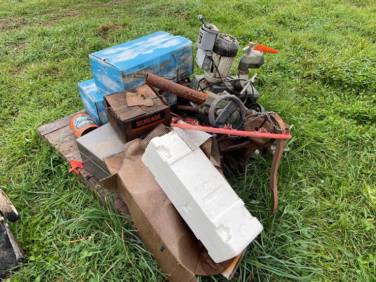 #8125-•-pallet-of-misc-image-4