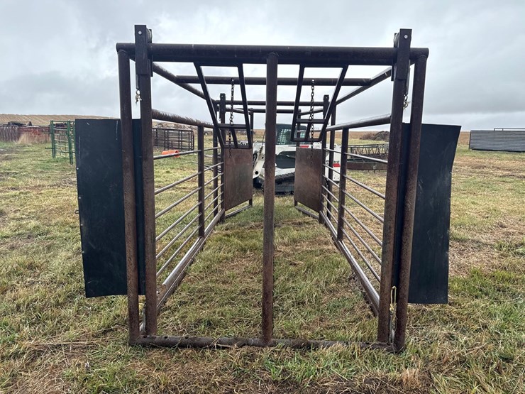 double-livestock-working-alley-image-3
