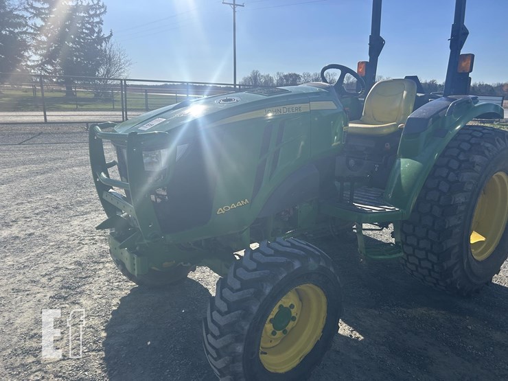 2015-john-deere-4044m-image-6