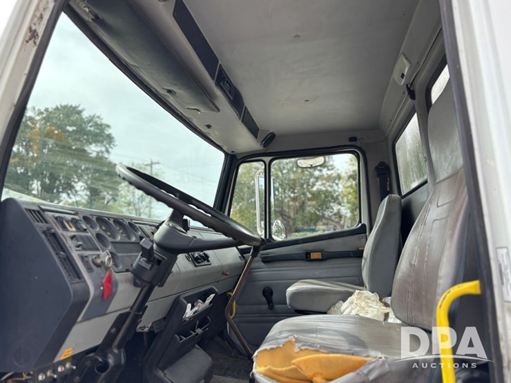 2000-freightliner-fl70-image-45