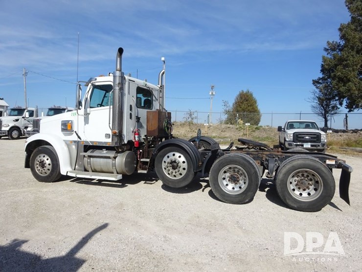 2017-freightliner-coronado-day-cab-glider-truck-(pz13993,-unit-725)-image-34