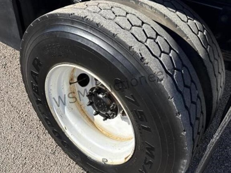 2004-freightliner-fl70-image-9