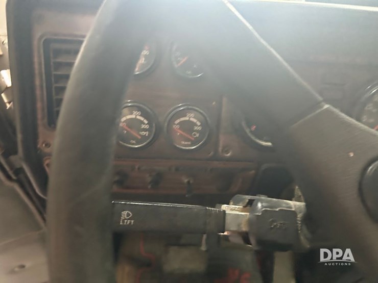 1999-freightliner-fld120-image-44