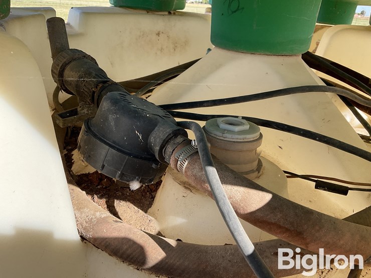 monsanto-250-gallon-liquid-fertilizer-poly-shuttles-image-9