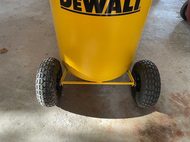 #6606-•-dewalt-air-compressor-image-18