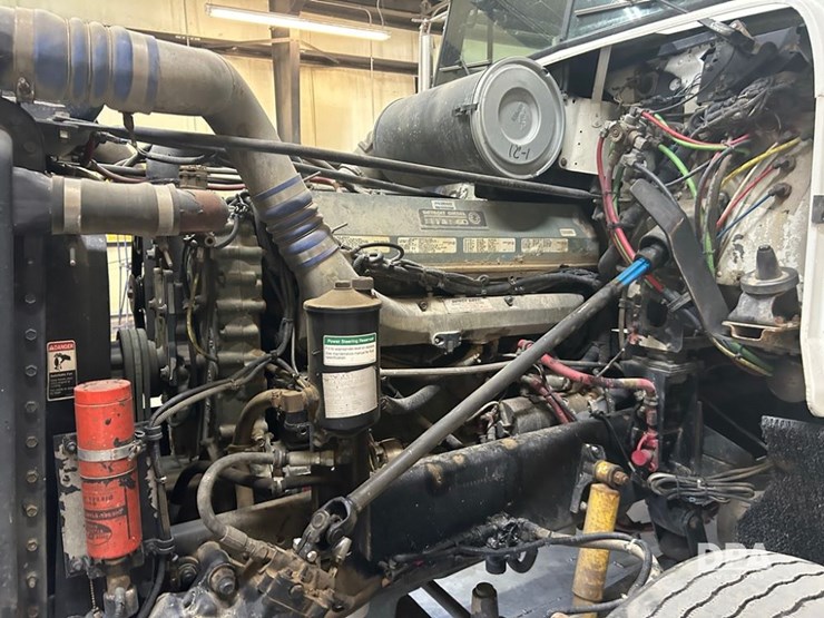 1999-freightliner-fld120-image-25