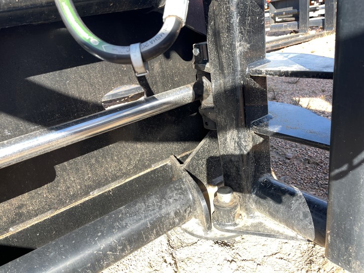#4086-•-john-deere-pro-ah80-bale-squeeze-attachment-image-13