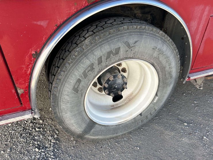 2019-freightliner-day-cab-image-30