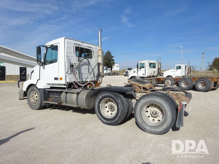 2007-volvo-vnl-day-cab-truck-(pz13987,-unit-110)-image-35