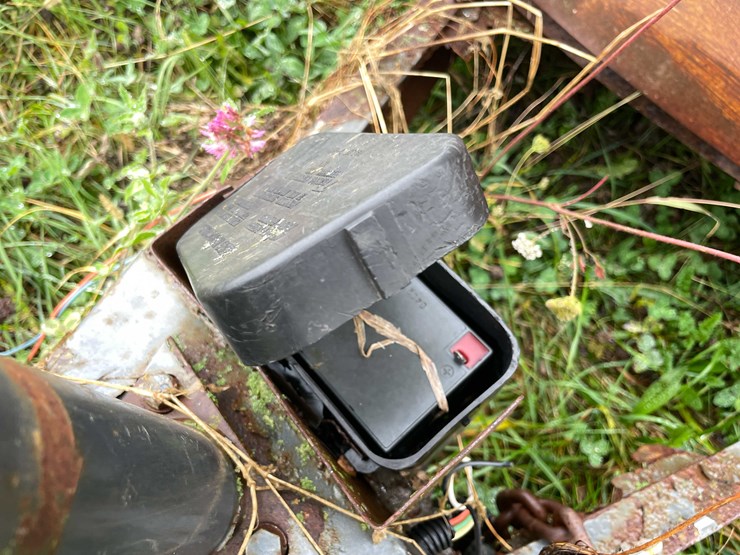 #8040-•-1998-corn-pro-tandem-axle-horse-trailer-(no-title)-image-11