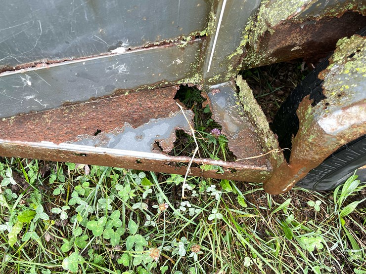 #8040-•-1998-corn-pro-tandem-axle-horse-trailer-(no-title)-image-38