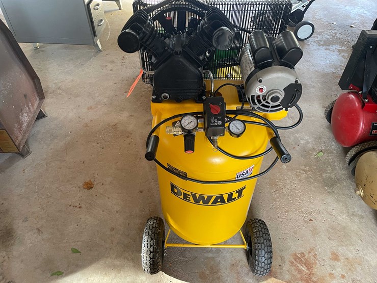 #6606-•-dewalt-air-compressor-image-4